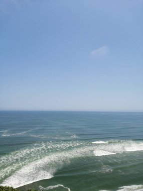 Miraflores 'deki yeşil sahilin manzarası Lima Peru