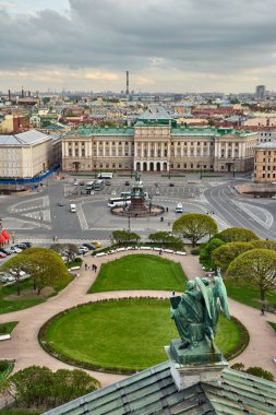 St. Isaac Katedrali 'nden Rusya, St. Petersburg üzerinde panoramik manzara. Yoğun gökyüzü dramatik ışığı