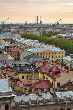 St. Isaac Katedrali 'nden Rusya, St. Petersburg üzerinde panoramik manzara. Yoğun gökyüzü dramatik ışığı