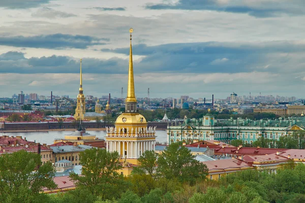 St. Petersburg, Rusya üzerinde panoramik manzara. Amirallik kulesi. Yoğun gökyüzü dramatik ışığı