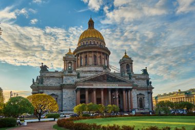 St. Isaac Katedrali, Saint Petersburg, Rusya. Gökyüzü çok yoğun, hdr.