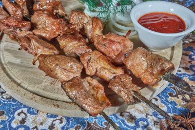 Izgara et ve kırmızı soslu şiş.