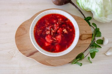 Geleneksel Rus çorbası pancarlı. Beyaz kasede servis ediliyor.