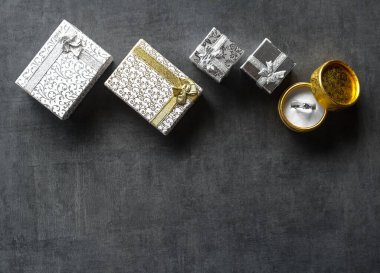 Gümüş ve altın parıltılı hediye kutuları, elmas ve altın.