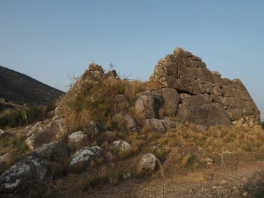 Kefalari _ Moreloponese _ Yunanistan yakınlarındaki Hellinikon Piramidinin arka görünümü