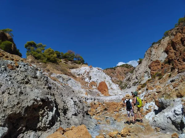 Korint _ Yunanistan yakınlarındaki Sousaki volkan kraterinde fotoğraf çeken yürüyüşçüler