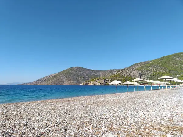 Psatha Attica Yunanistan 'da kışın terk edilmiş Yunan plajı