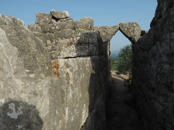 Kefalari _ Moreloponnese _ Yunanistan yakınlarındaki Hellinikon Piramidinin iç koridoru