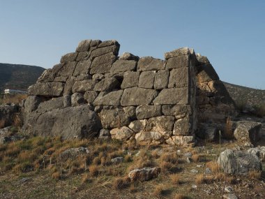 Kefalari _ Moreloponnese _ Yunanistan yakınlarındaki Hellinikon Piramidinin dış duvarları