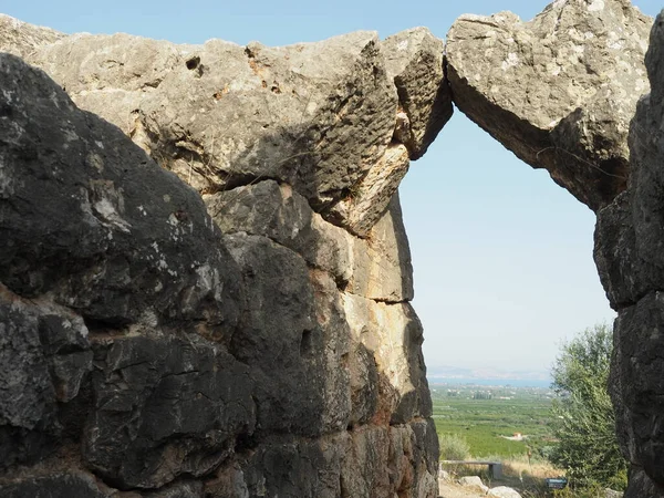 Yunanistan 'ın Mora kentindeki Kefalari yakınlarındaki Hellinikon Piramidine Giriş