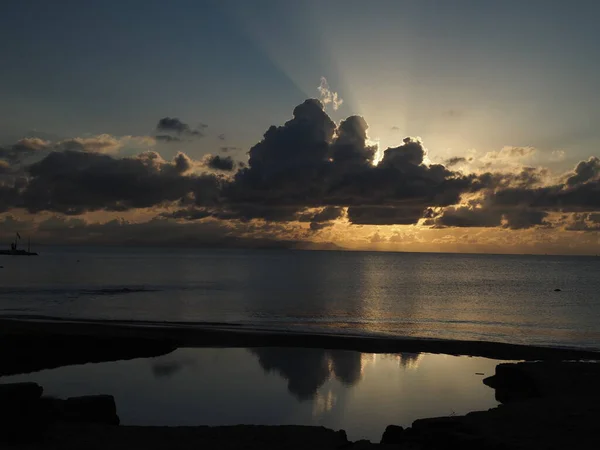 Atina sahilinden Aegina 'ya bakan kümülüs bulutlarıyla kış günbatımı