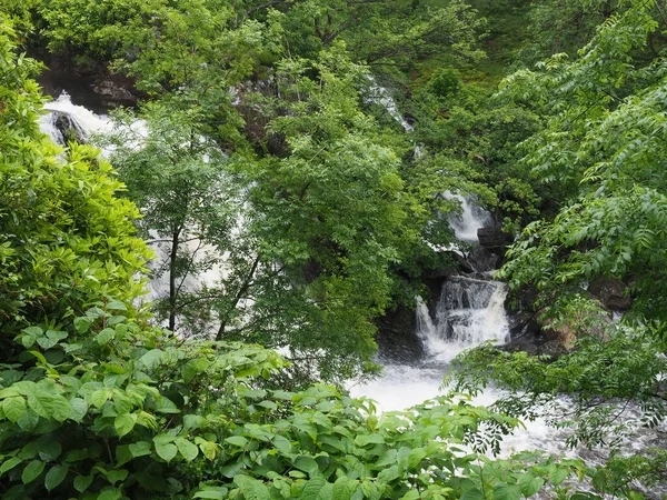 İskoçya 'daki Gölde Kemer Şelalesi