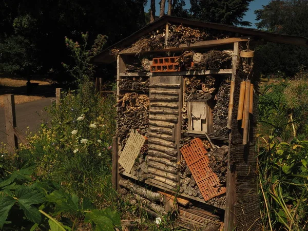 Böcek oteli, parkta böceklerin insan yapımı evi.