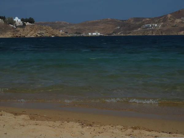Serifos adasındaki kumsalda altın kum serin Ege Denizi 'ne bakıyor.