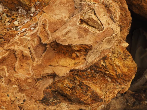 Yunanistan 'ın Sousaki Volkanı' ndaki kraterde turuncu volkanik kaya bulundu