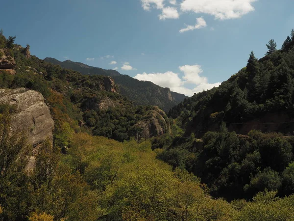 Kalavrita, Moreloponnese, Yunanistan yakınlarındaki Vouraikos Boğazı 'nın tepesine bakın