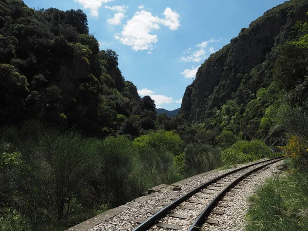Yunanistan 'ın kuzeyindeki Vouraikos Gorge füniküler tren yolu üzerinde popüler yürüyüş patikası