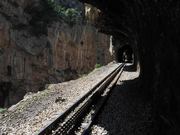 Vouraikos Gorge, Yunanistan 'ın Moreloponnese kentindeki füniküler demiryolu tünelinde yürüyüş yapıyor.