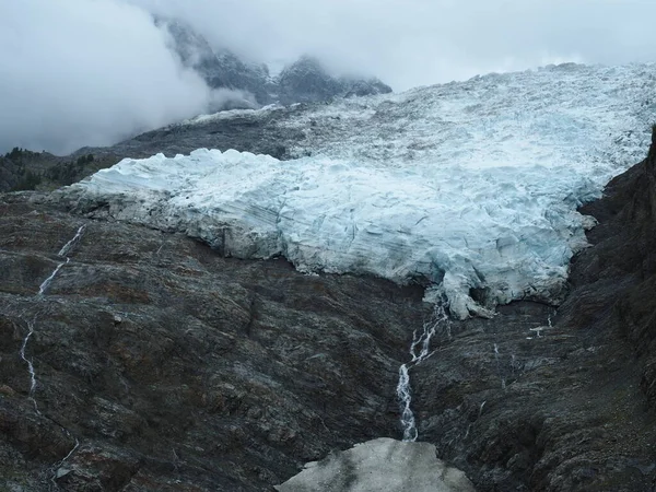 Fransız Alplerindeki Mont Blanc kalabalığında Bossons Buzulu 'nun görüntüsü