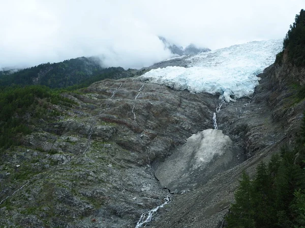 Fransız Alplerindeki Mont Blanc kalabalığında Bossons Buzulu 'nun görüntüsü