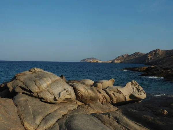 Yunanistan 'ın Serifos Adası' ndaki uzak plajlarda çarpıcı başkalaşmış kaya oluşumları
