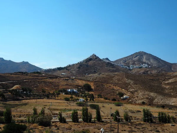 Serifos adası boyunca uzanan manzara yaz öğleden sonra ikonik tepe kasabası Hora 'ya (Chora) bakıyor.