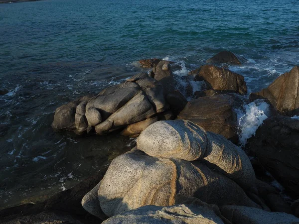 Yunanistan 'ın Serifos Adası' ndaki uzak plajlarda dev metamorfik kaya oluşumlarında dalgalar kırılıyor