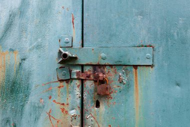 metal Mavi geçit üzerinde eski paslı kilit