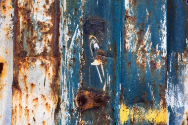 Kırmızı plakalar renk metal duvar üzerinde paslanmış. arka plan ve tasarımınız için doku.