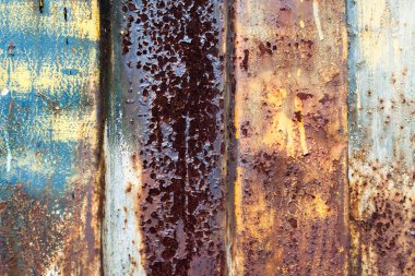 Kırmızı plakalar renk metal duvar üzerinde paslanmış. arka plan ve tasarımınız için doku.