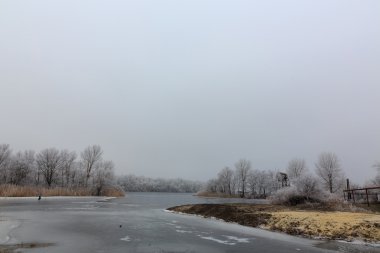 soğuk sahil. Köyün kışın. gölde buz