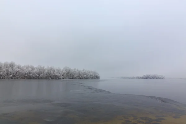 Lonely island.ice en el lago — Foto de Stock