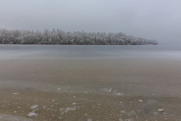 Osamělý island.ice na jezeře — Stock fotografie