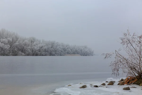 Isola nebbiosa solita.ghiaccio sul lago — Foto Stock