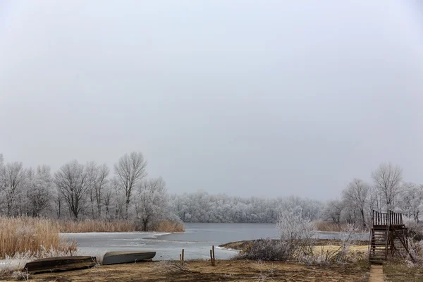 Osamělý lodě. LED na lake.winter krajinu — Stock fotografie