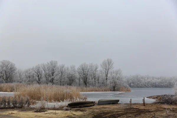 Lonely båtar. is på lake.winter landskapet — Stockfoto