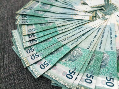 Nakit Ringgit Malezya 'yı kanepede kapatın..