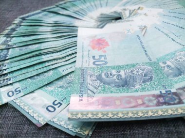 Malezya 'yı siyah kanepeye yakın tut. Biraz bulanık..