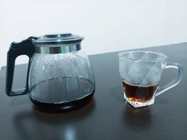 Bir fincan kahve ve siyah beyaz arka planda bir fincan kahve..