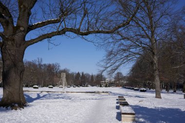   Podebrady, Çek Cumhuriyeti - 14 Şubat 2021 - Kış mevsimi spa parkında                              