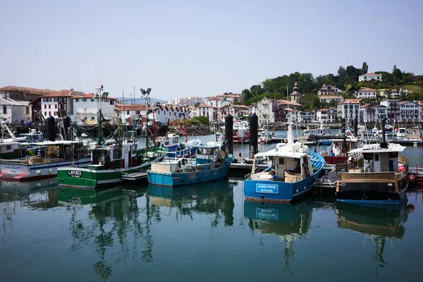  Saint Jean de Luz, Fransa - 22 Temmuz 2019 Saint-Jean-de-Luz limanındaki balıkçı tekneleri manzarası                               