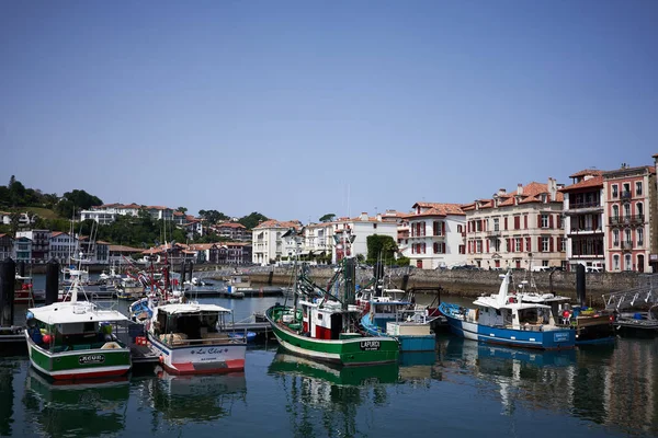   Saint Jean de Luz, Fransa - 22 Temmuz 2019 Saint-Jean-de-Luz limanındaki balıkçı tekneleri manzarası                              