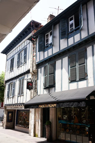     Saint Jean de Luz, Fransa - 22 Temmuz 2019 - Dar sokaklarda alışveriş. Güzel, küçük bir sahil kasabasında öğleden sonra alışverişi. Moda mağazalarından taze dondurmalara kadar.                             