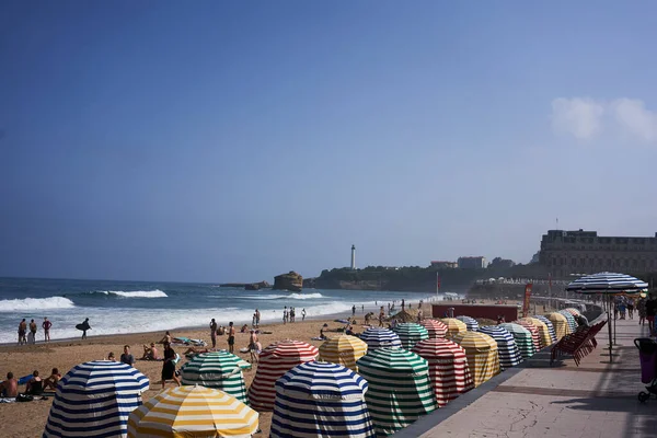    Biarritz, Fransa - 24 Temmuz 2019 - ana plajda sabah. Biarritz, Fransa 'nın güneybatı kıyısındaki en iyi ve en işlek plajlara sahip.                                
