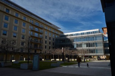 Prag, Çek Cumhuriyeti - 22 Ocak 2021 - Yeni inşa edilen ofis binaları Prag 'ın güneşli kış gününde Holeovice adı verilen kısmına yeni bir hayat getirdi                               