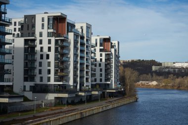  Prag, Çek Cumhuriyeti - 22 Ocak 2021 - Holeovice limanı yakınlarındaki Vltava nehri yakınında yeni daireler                              