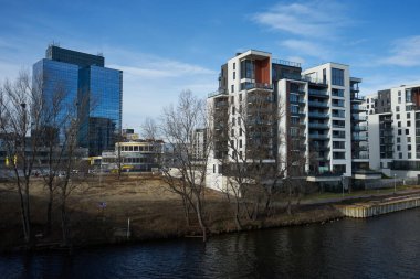 Prag, Çek Cumhuriyeti - 22 Ocak 2021 - Holeovice limanı yakınlarındaki Vltava nehri yakınında yeni daireler                               