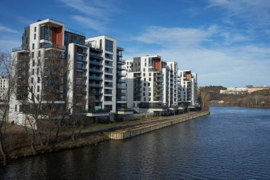 Prag, Çek Cumhuriyeti - 22 Ocak 2021 - Holeovice limanı yakınlarındaki Vltava nehri yakınında yeni daireler                               