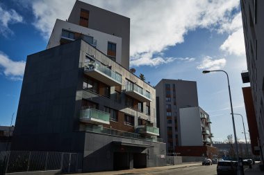 Prag, Çek Cumhuriyeti - 22 Ocak 2021 - Holeovice limanı yakınlarındaki Vltava nehri yakınında yeni daireler                               