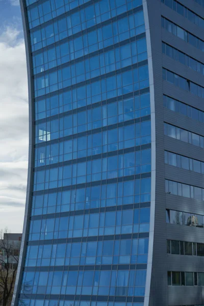  Prag, Çek Cumhuriyeti - 22 Ocak 2021 - Holeovice limanı yakınlarındaki modern, camlı, ofis binaları                             
